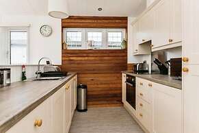 Lodge Sleeps 6 With Private Hot Tub