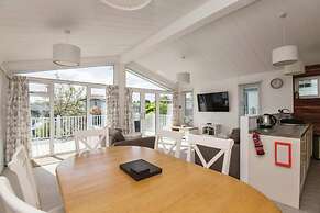 Lodge Sleeps 6 With Private Hot Tub