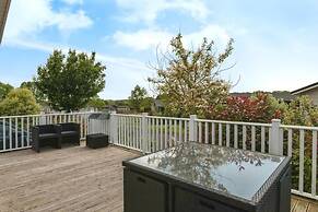 Lodge Sleeps 6 With Private Hot Tub
