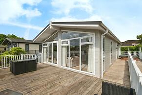 Lodge Sleeps 6 With Private Hot Tub