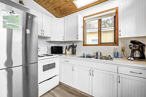 Cozy Cottage by the Lakeshore 4
