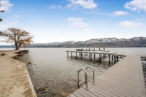 Lakeside Serenity Retreat 10