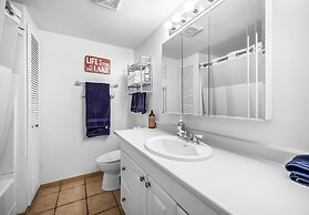 Spacious Lakefront Condo w Amazing View