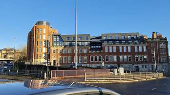 Charming 1-bed, Sleeps 2, Parking