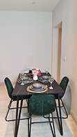 Charming 1-bed, Sleeps 2, Parking