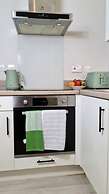 Charming 1-bed, Sleeps 2, Parking