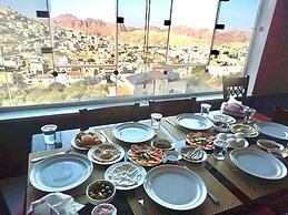 Petra Crystal hotel