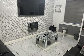 Beautiful 1-bed House in Bradford