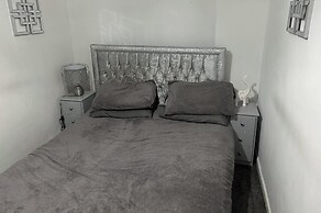 Beautiful 1-bed House in Bradford