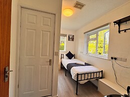 High Trees Gatwick Guest House