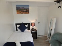 High Trees Gatwick Guest House