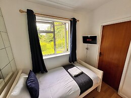 High Trees Gatwick Guest House