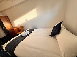 High Trees Gatwick Guest House