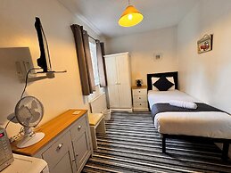 High Trees Gatwick Guest House