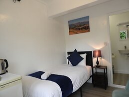 High Trees Gatwick Guest House