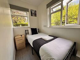 High Trees Gatwick Guest House