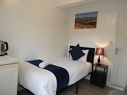 High Trees Gatwick Guest House