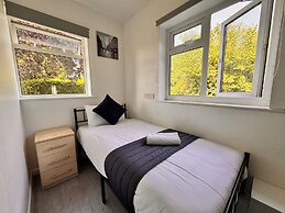 High Trees Gatwick Guest House