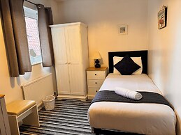 High Trees Gatwick Guest House