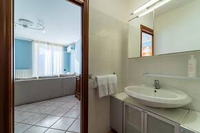 Lakefront Retreat - Celeste