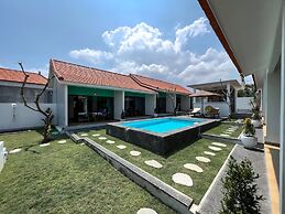Moon Bali Guesthouse Canggu