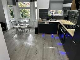 Flat - Sleeps 4 & Free Parking