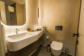 FOUR HILLS HOTEL