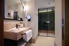 DUO Hotel Lisbon, Curio Collection by Hilton