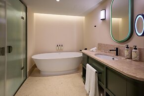 DUO Hotel Lisbon, Curio Collection by Hilton