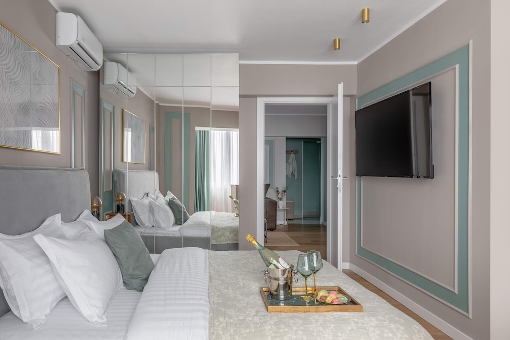 Sublime Minty Green 1BR on the Park