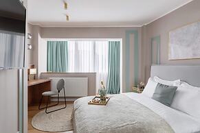 Sublime Minty Green 1BR on the Park