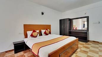 iROOMZ Rich Queen House Cottage