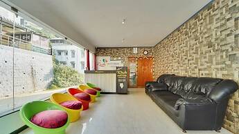 iROOMZ Rich Queen House Cottage