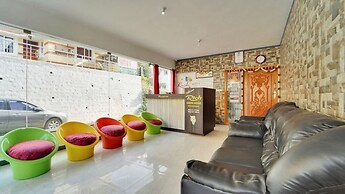 iROOMZ Rich Queen House Cottage