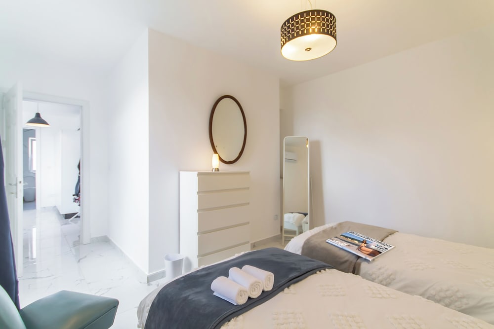 A Sunny Penthouse Modern 2 bdr - Sliema
