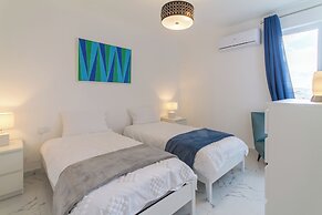 A Sunny Penthouse Modern 2 bdr - Sliema