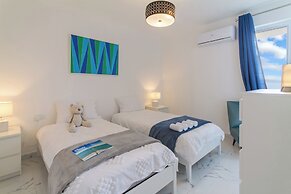 A Sunny Penthouse Modern 2 bdr - Sliema
