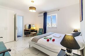 A Sunny Penthouse Modern 2 bdr - Sliema