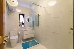 A Magnificent Sunny Seafront Apart Sliema