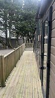 Cosy 3-bed hot tub Lodge in Pr3