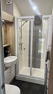 Cosy 3-bed hot tub Lodge in Pr3