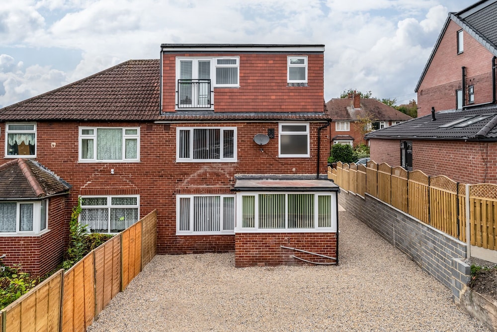 Immaculate 5-bed House in Leeds