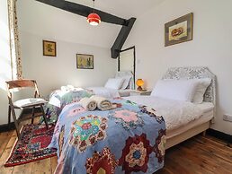 Blackbird Cottage Near Appledore