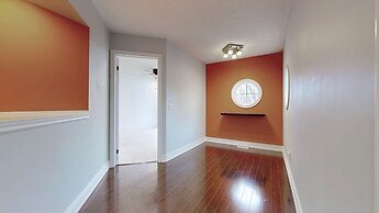 Spacious Family Haven: Modern 4-bedroom Luxury Home