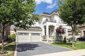 Spacious Family Haven: Modern 4-bedroom Luxury Home