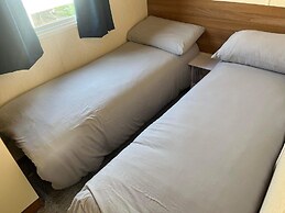 Caravan - Sleeps 8 - Pets Ok - Parking - Decking