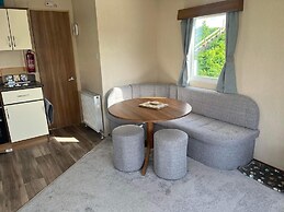 Caravan - Sleeps 8 - Pets Ok - Parking - Decking