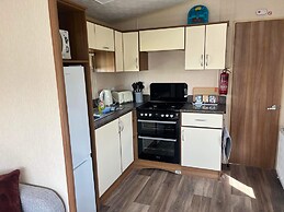 Caravan - Sleeps 8 - Pets Ok - Parking - Decking