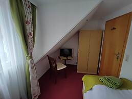 Room in Guest Room - Single Room With Shared Bathroom and Kitchen