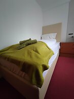 Room in Guest Room - Single Room With Shared Bathroom and Kitchen